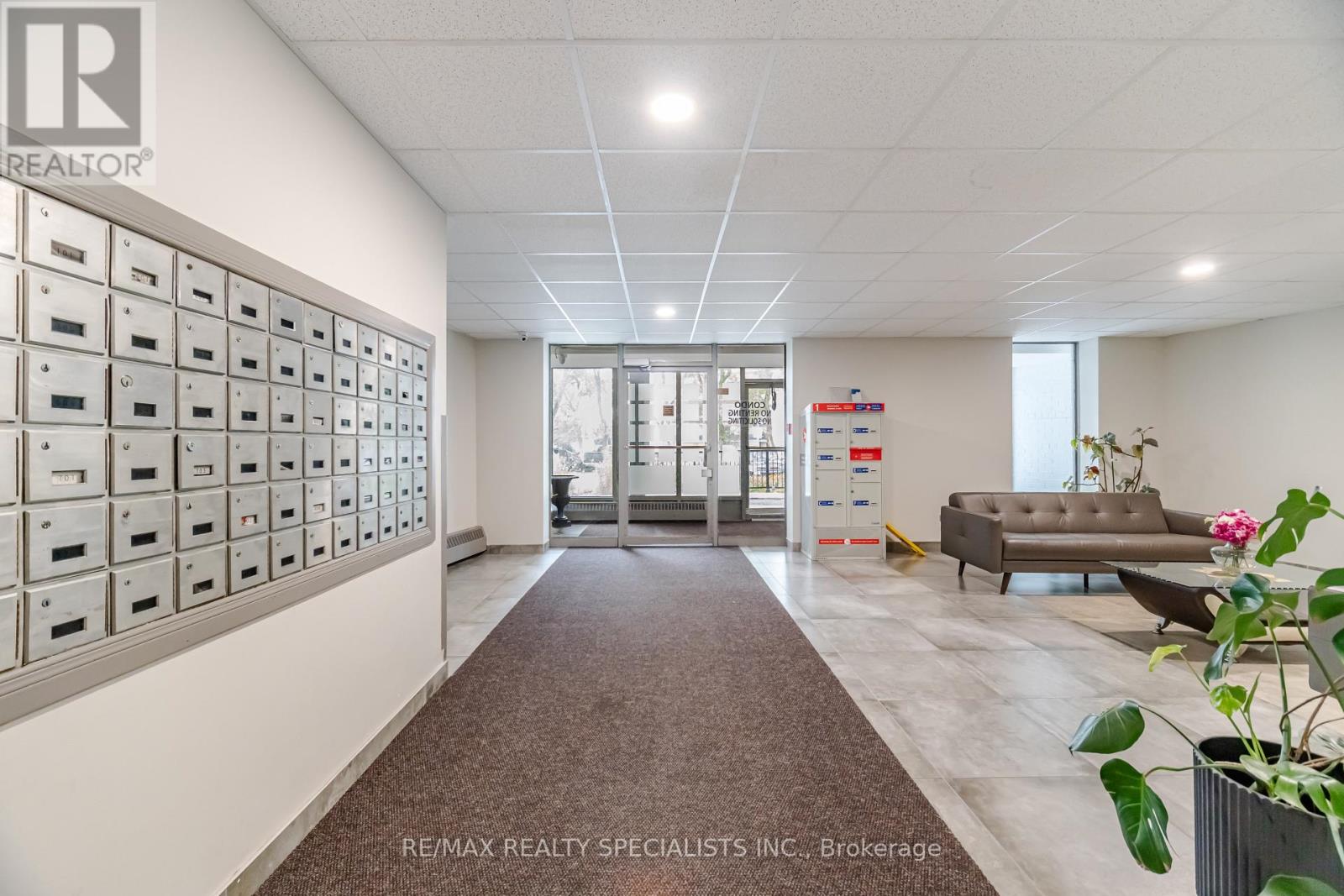 #403 3065 QUEEN FREDERICA DRIVE - 34
