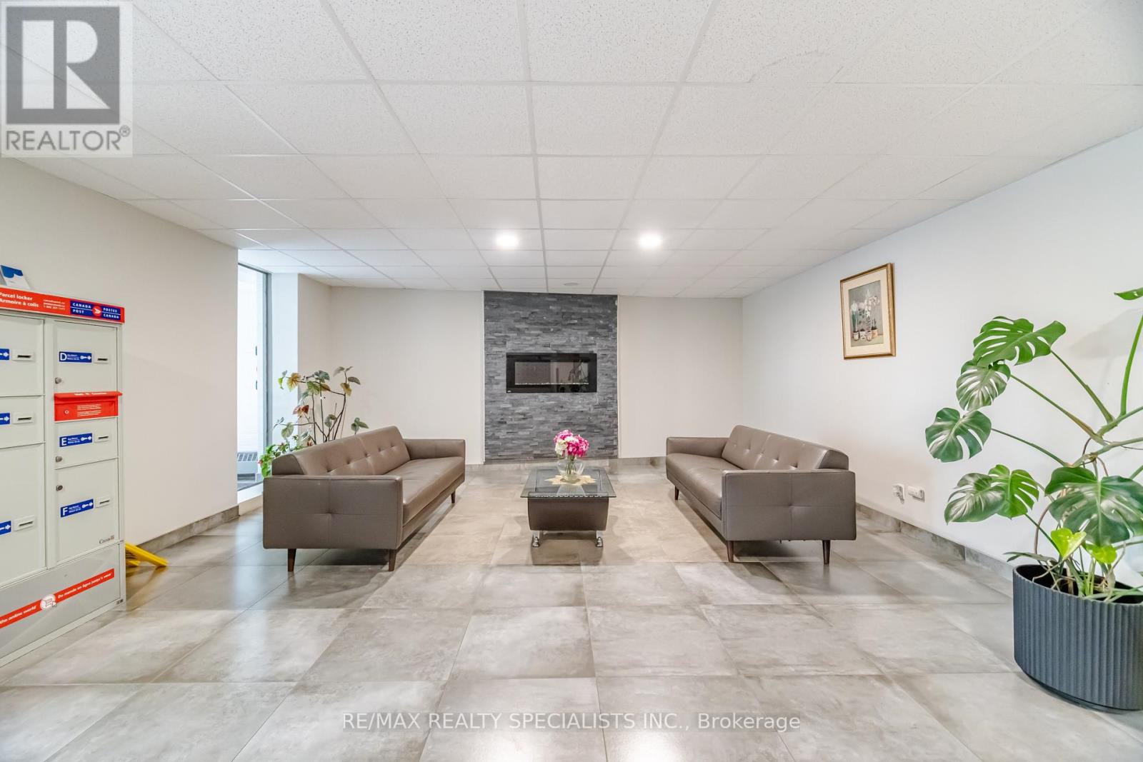 #403 3065 QUEEN FREDERICA DRIVE - 35