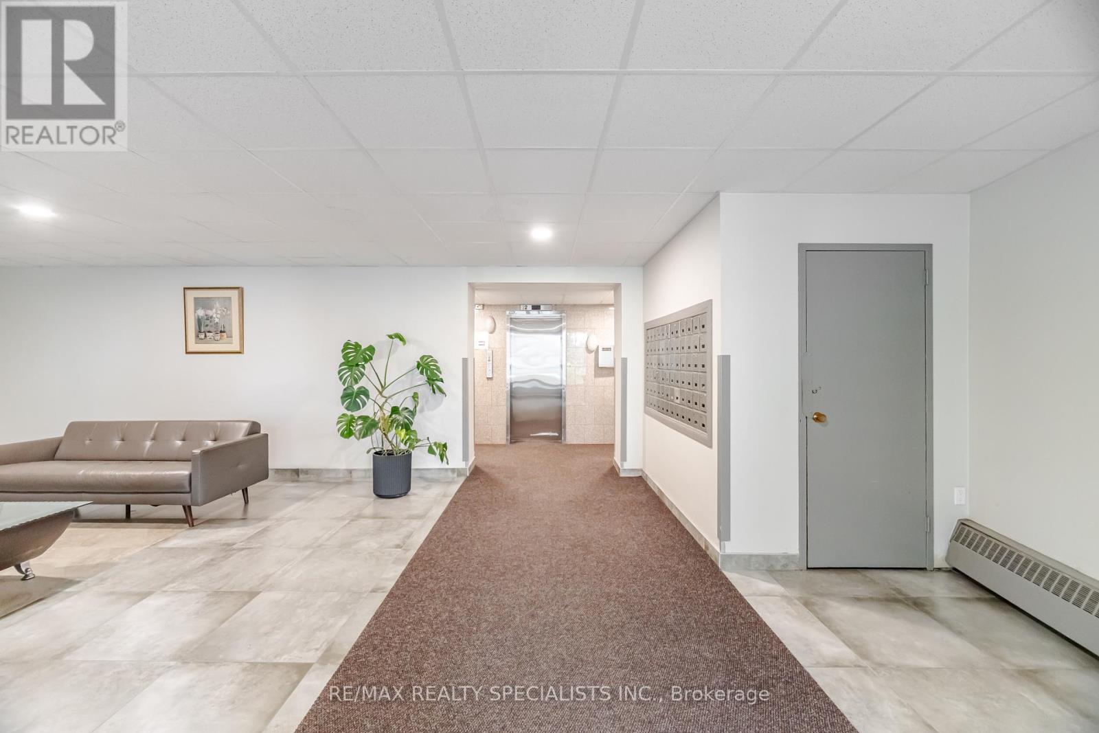 #403 3065 QUEEN FREDERICA DRIVE - 37