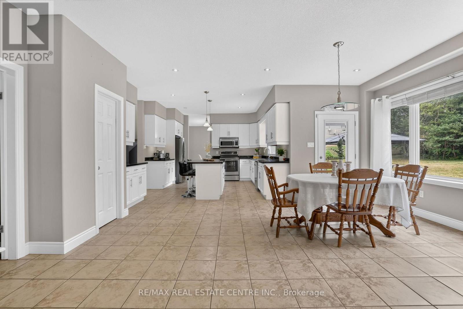 24 BROOKHAVEN CRESCENT - 16