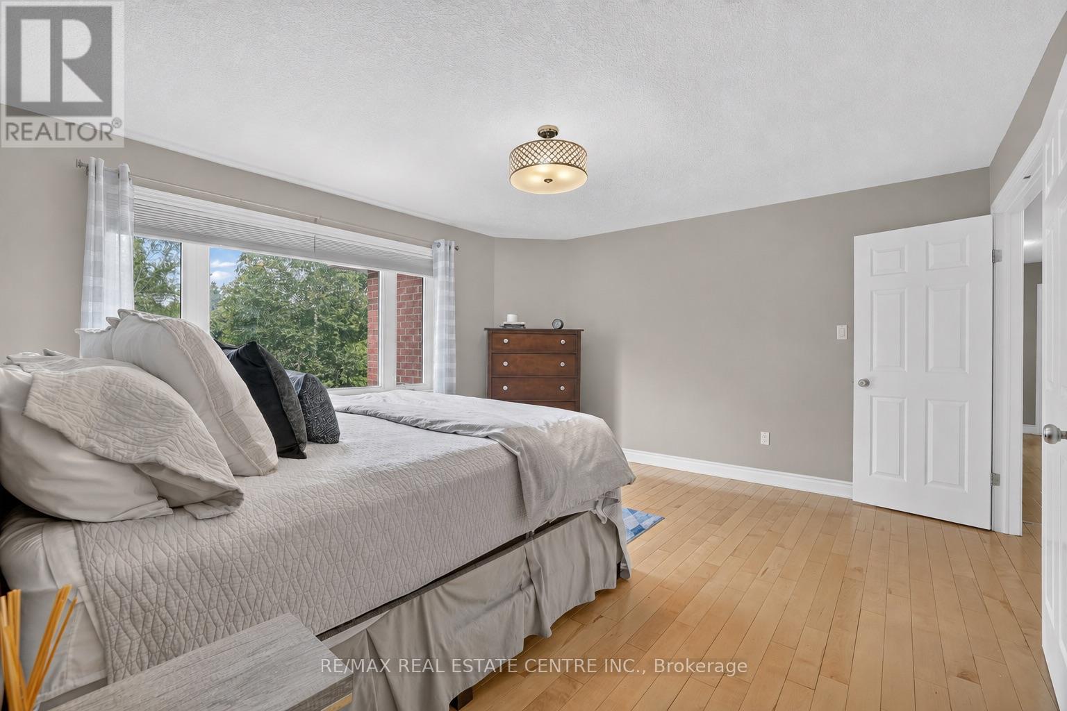 24 BROOKHAVEN CRESCENT - 23