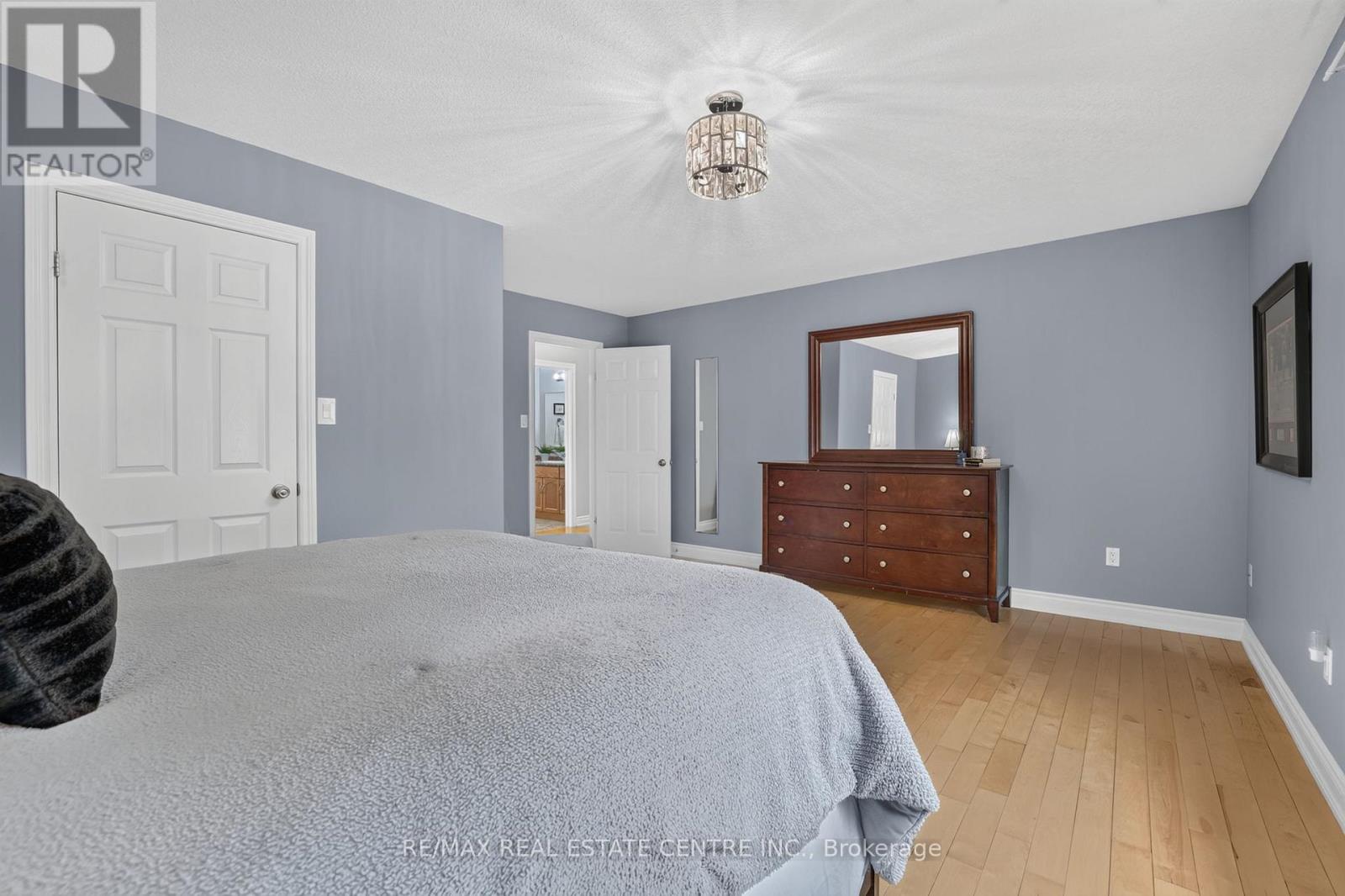 24 BROOKHAVEN CRESCENT - 31