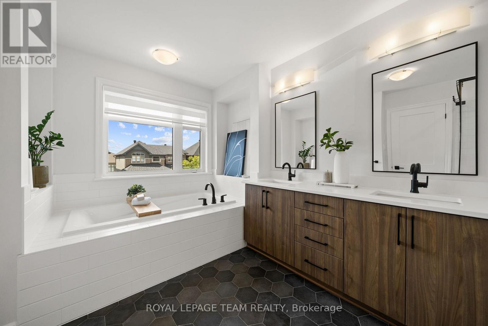 4 Bed, 3 Bath House for Sale in Ottawa – 915 EMBANKMENT STREET, Ottawa – MLS# X13768330 - Image 27