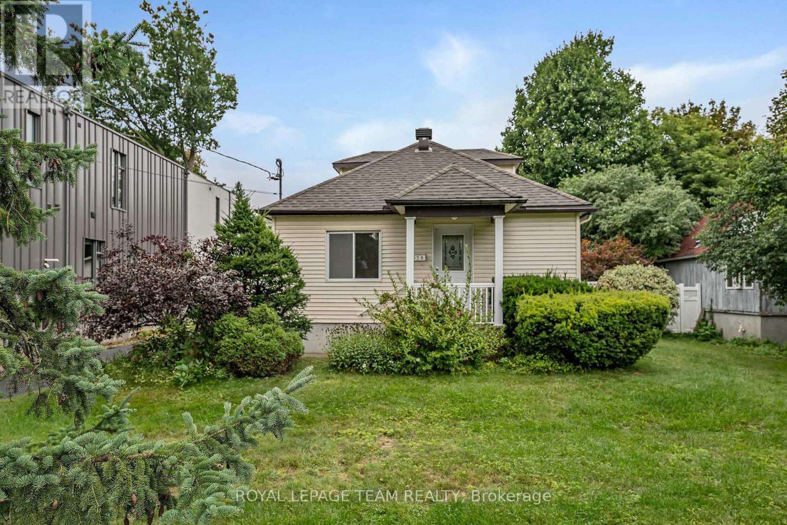 658 TWEEDSMUIR AVENUE - 1