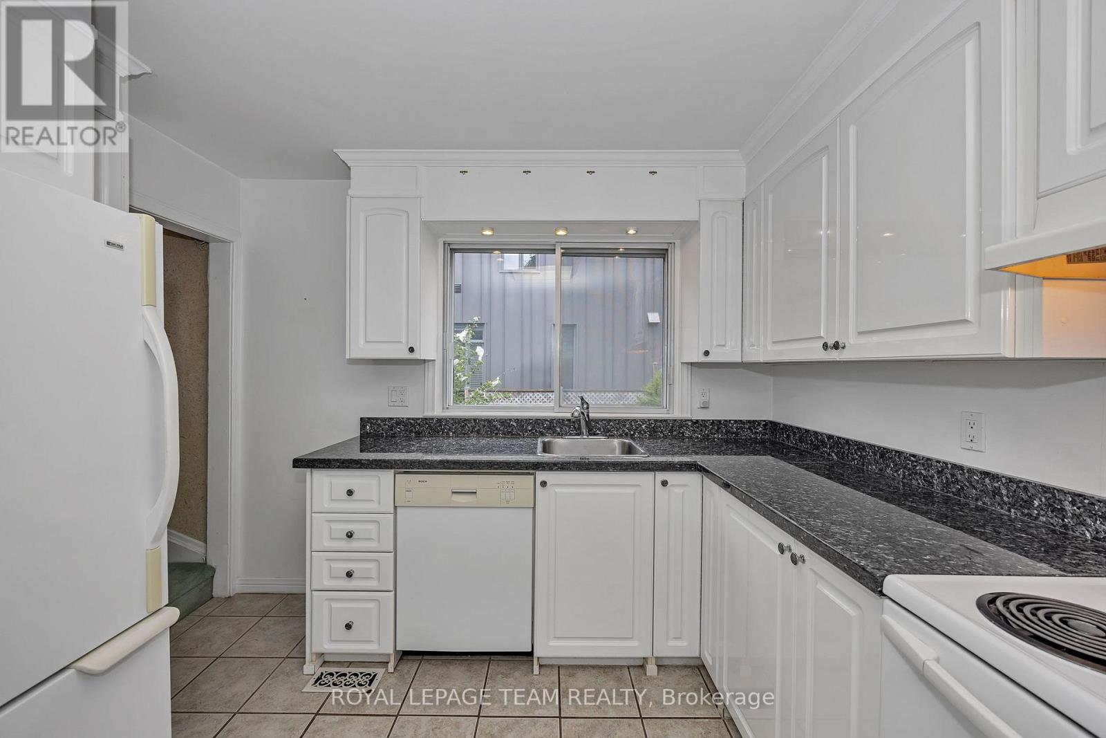 3 Bed, 2 Bath House for Sale in Ottawa – 658 TWEEDSMUIR AVENUE, Ottawa – MLS# X13771584 - Image 13