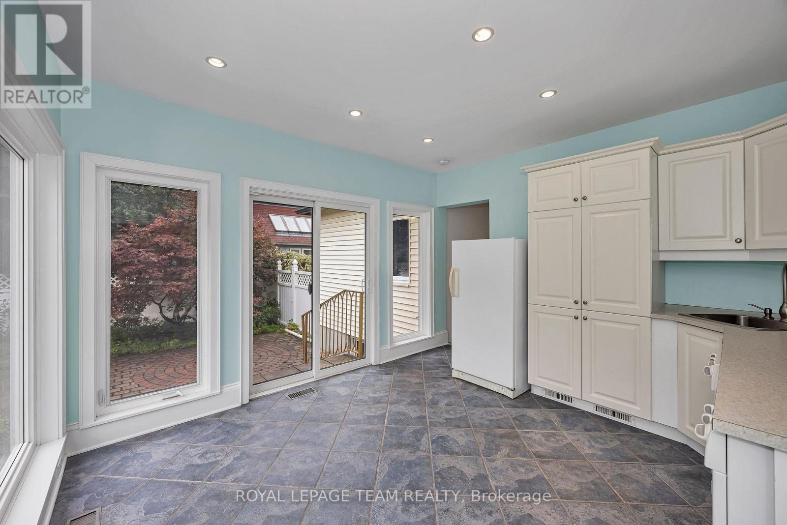 658 TWEEDSMUIR AVENUE - 17