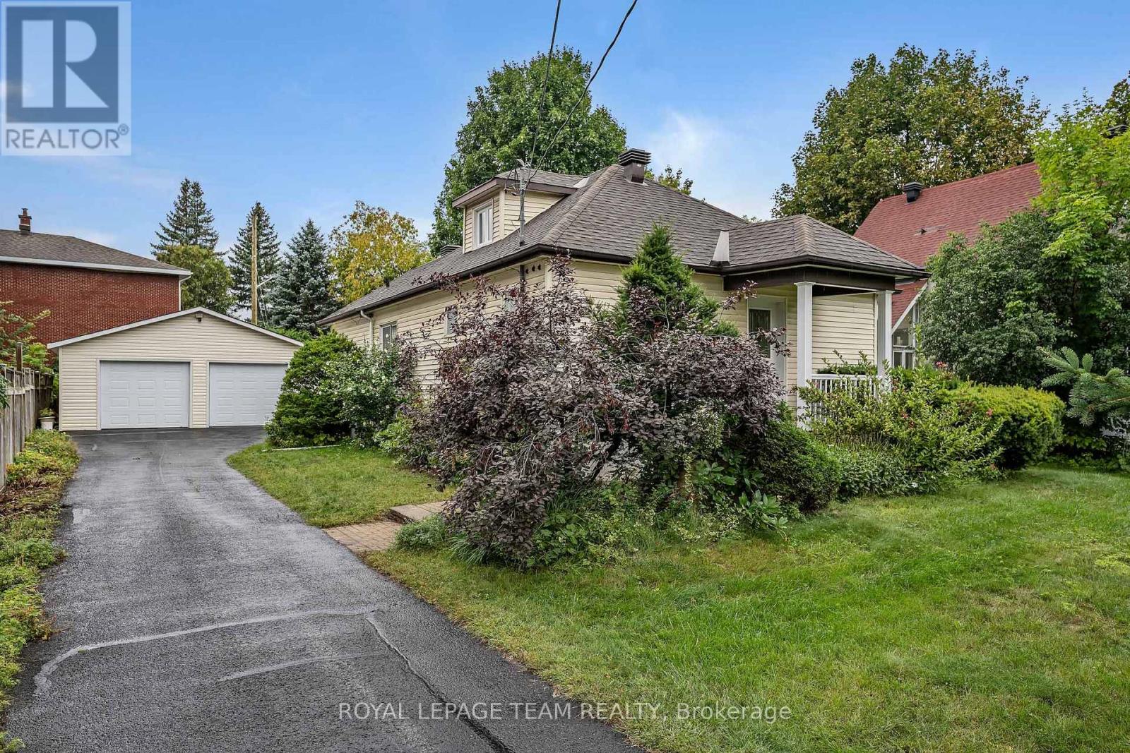 658 TWEEDSMUIR AVENUE - 2