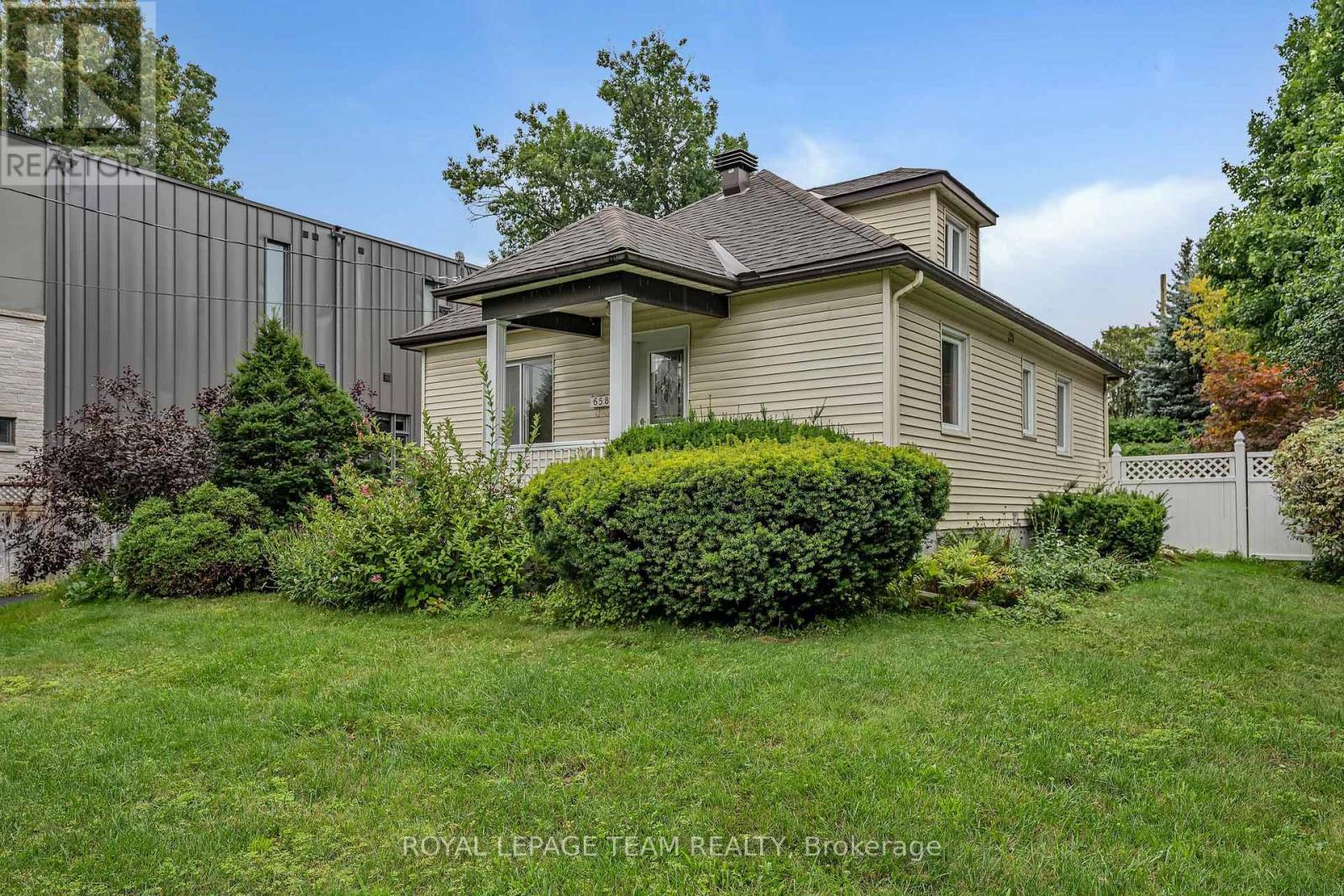 658 TWEEDSMUIR AVENUE - 3