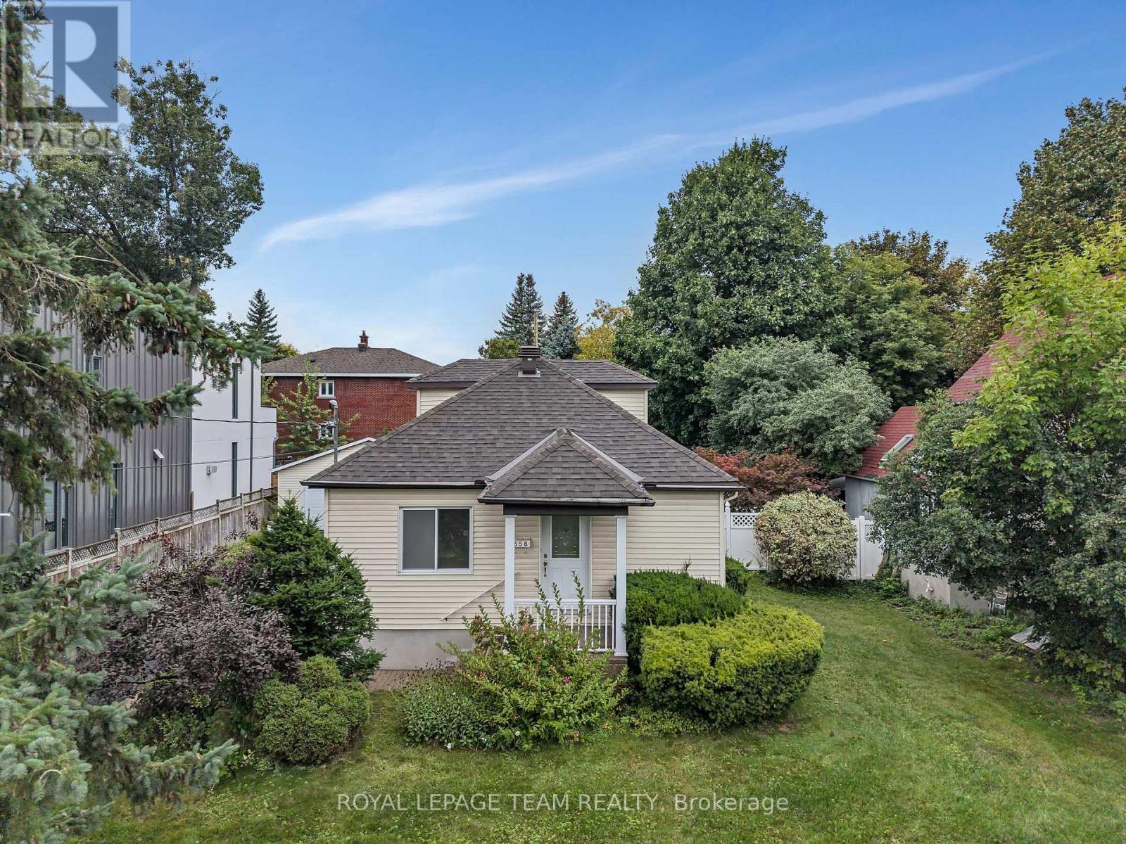 658 TWEEDSMUIR AVENUE - 4