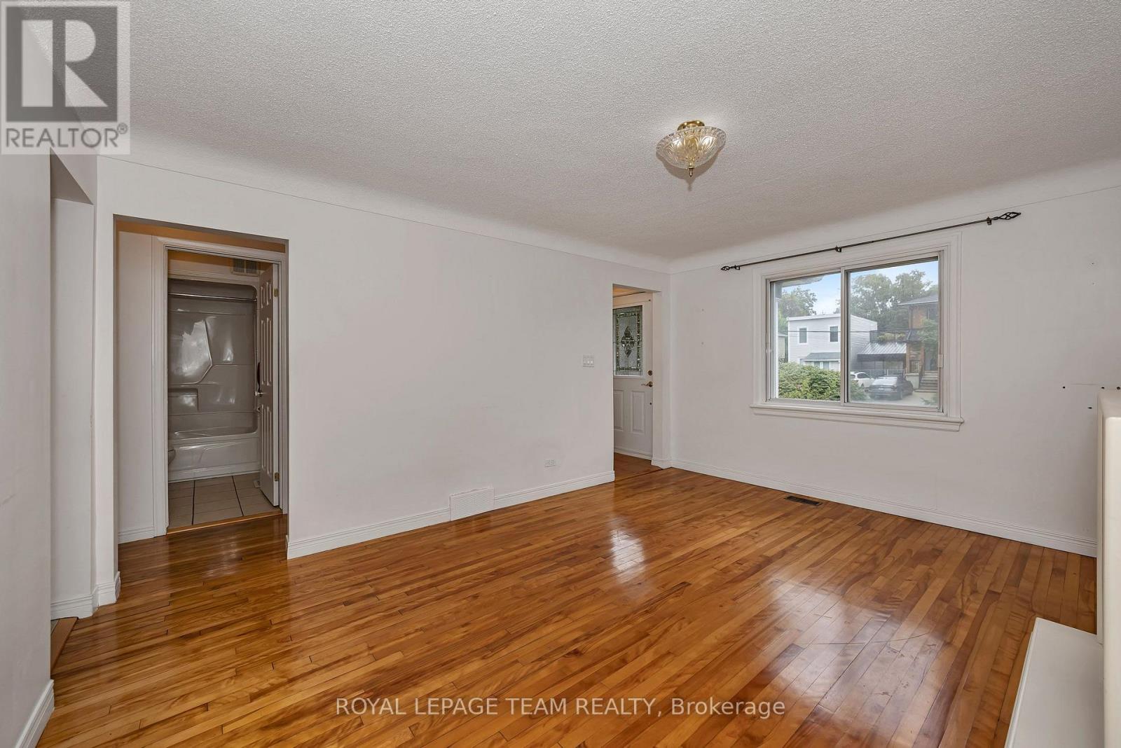 3 Bed, 2 Bath House for Sale in Ottawa – 658 TWEEDSMUIR AVENUE, Ottawa – MLS# X13771584 - Image 8