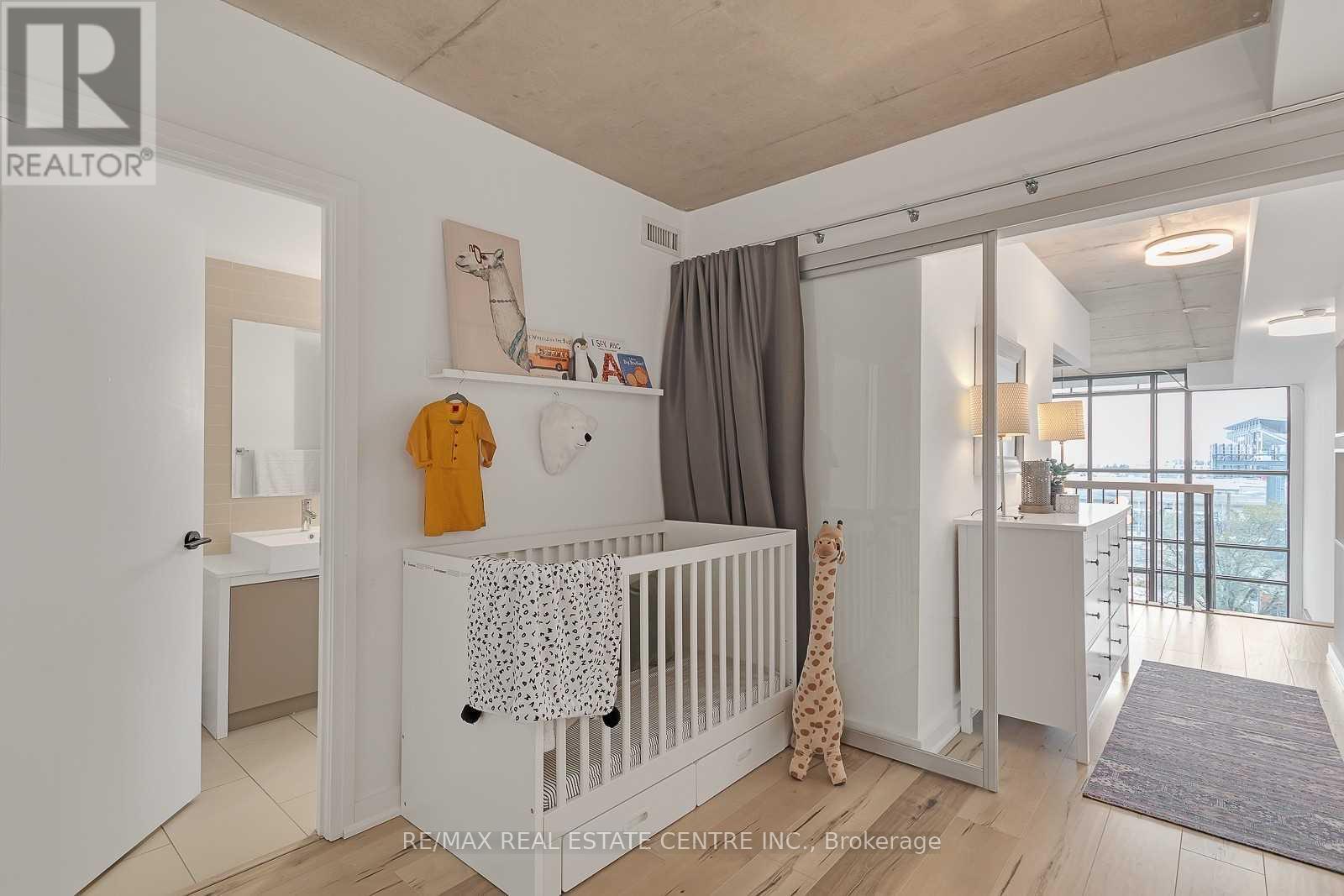 #407 5 HANNA AVENUE - 32