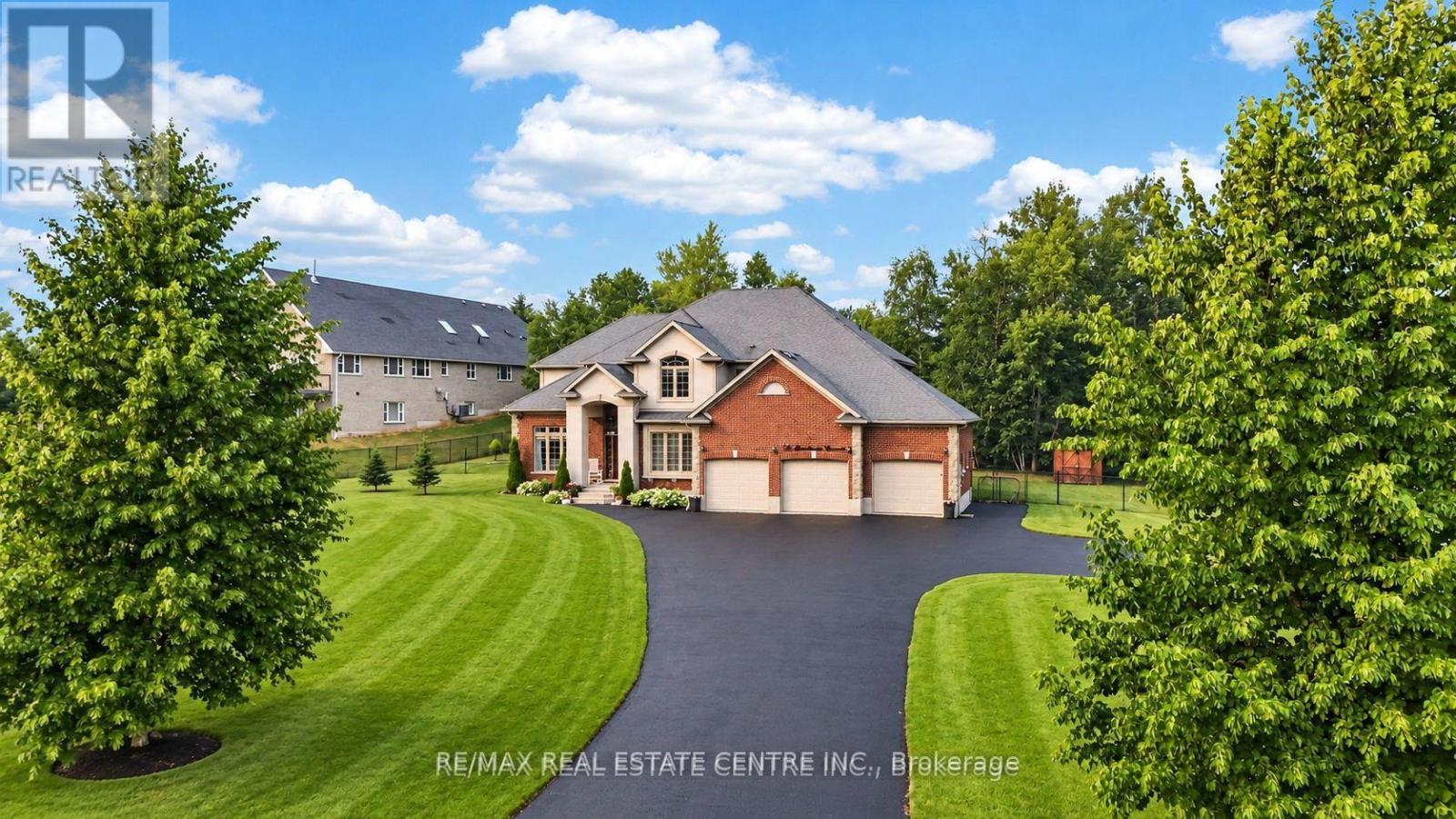 24 BROOKHAVEN CRESCENT - 1