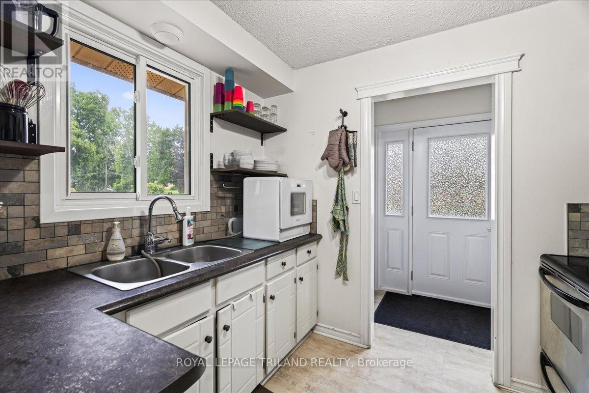 6 BAYLEY STREET - 11