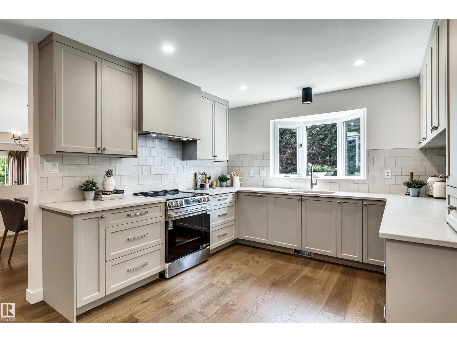 12 A INVERMERE PL - 14