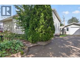 51 Weyburn, photo 2