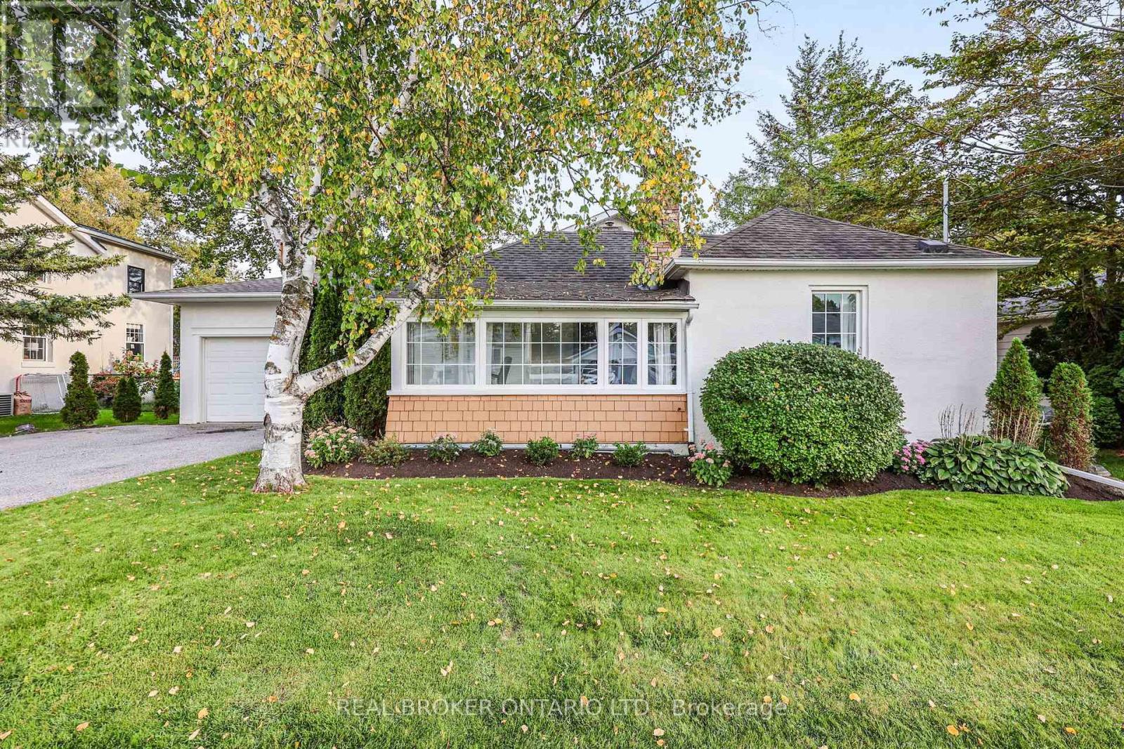 17 MILL STREET, East Gwillimbury (Mt Albert) — photo 2