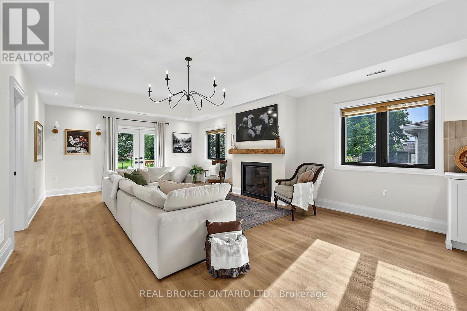 17 MILL STREET, East Gwillimbury (Mt Albert) — photo 4