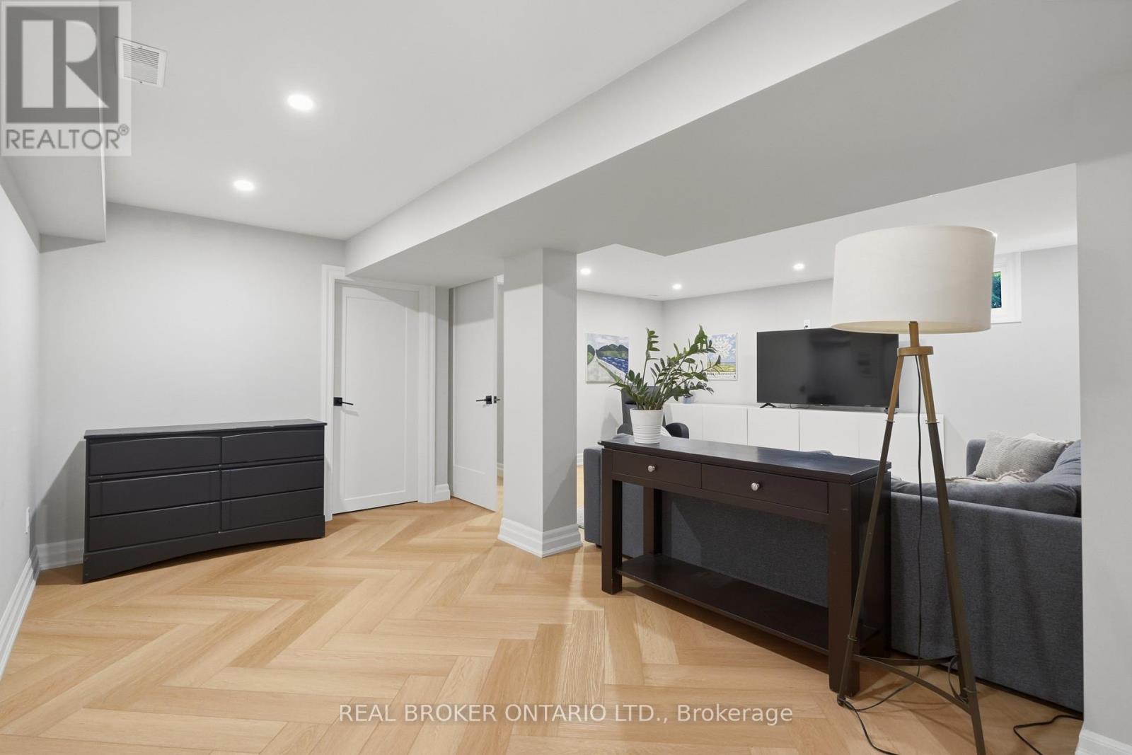 54 MAYFAIR AVENUE - 32