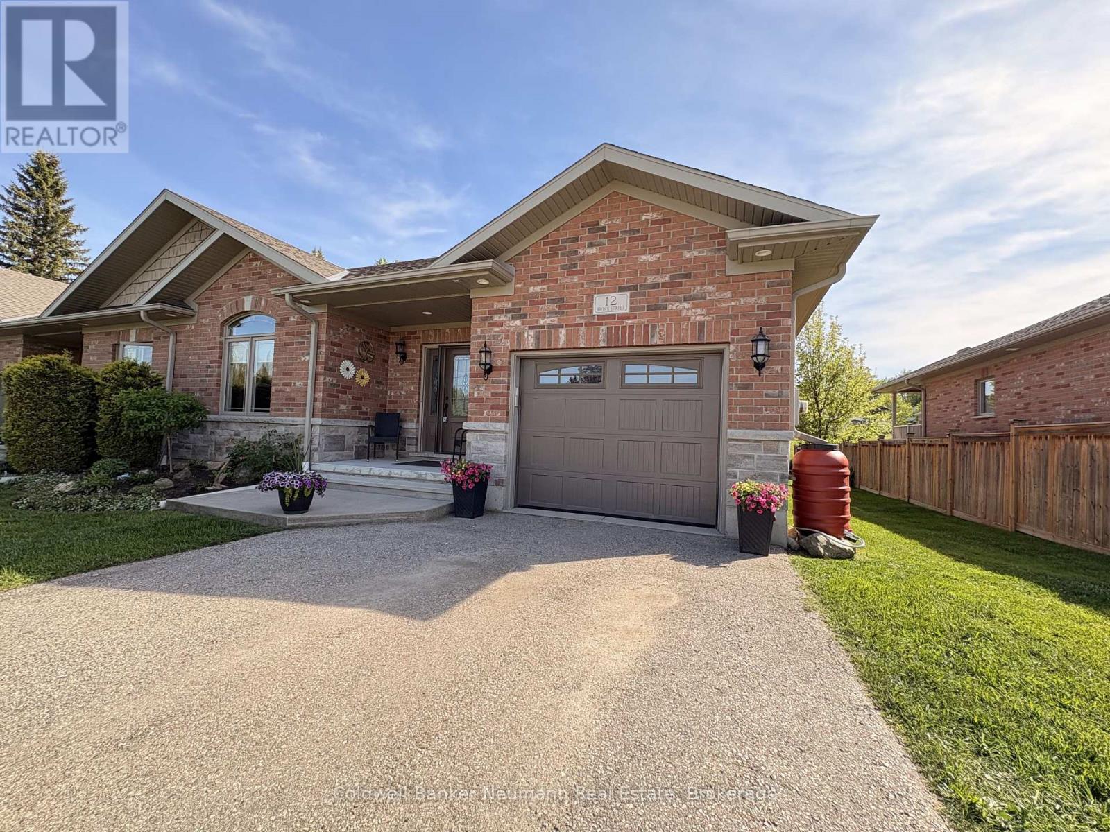 12 BROWN STREET S, Minto — photo 2