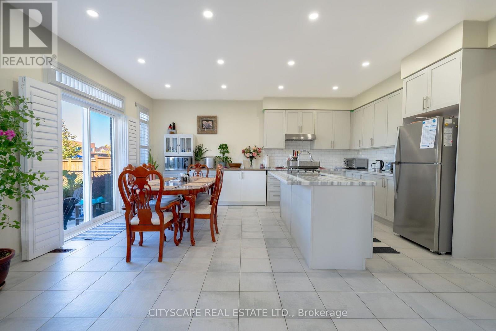 250 CROMBIE STREET - 18