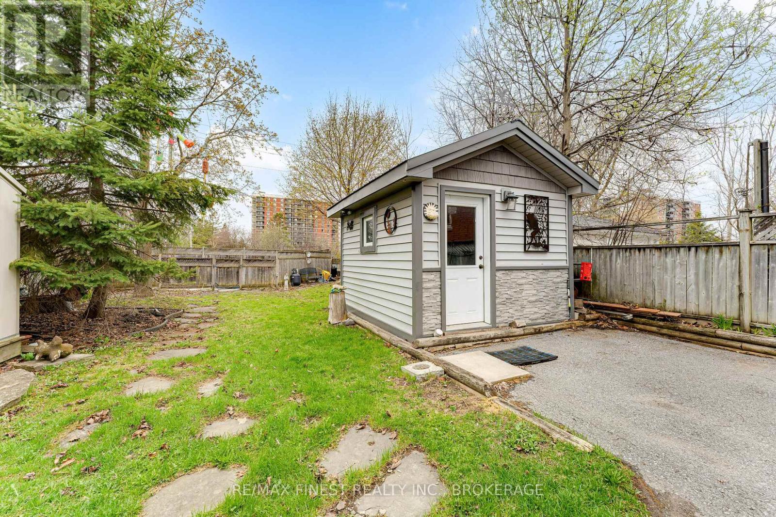 580 MACDONNELL STREET - 39