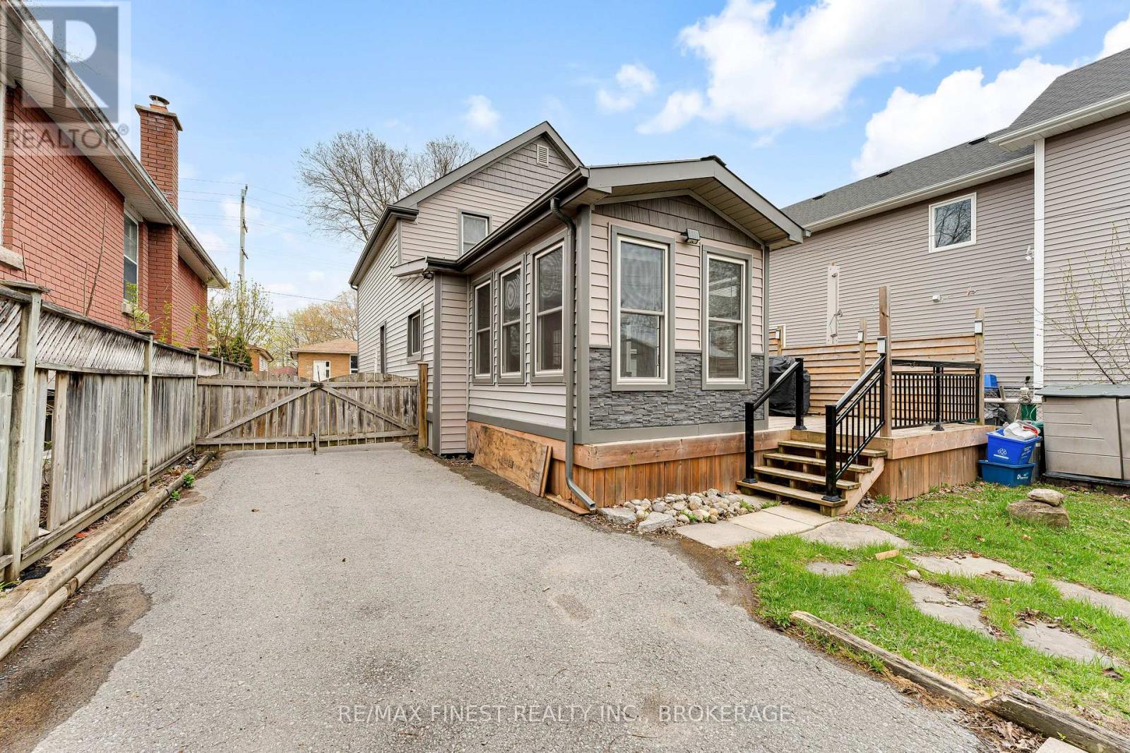 580 MACDONNELL STREET - 40