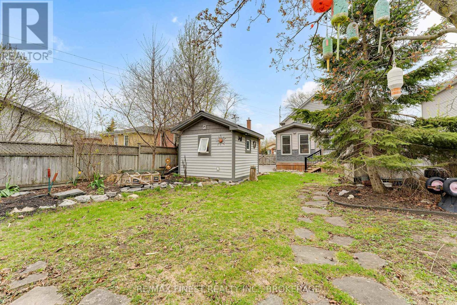 580 MACDONNELL STREET - 43