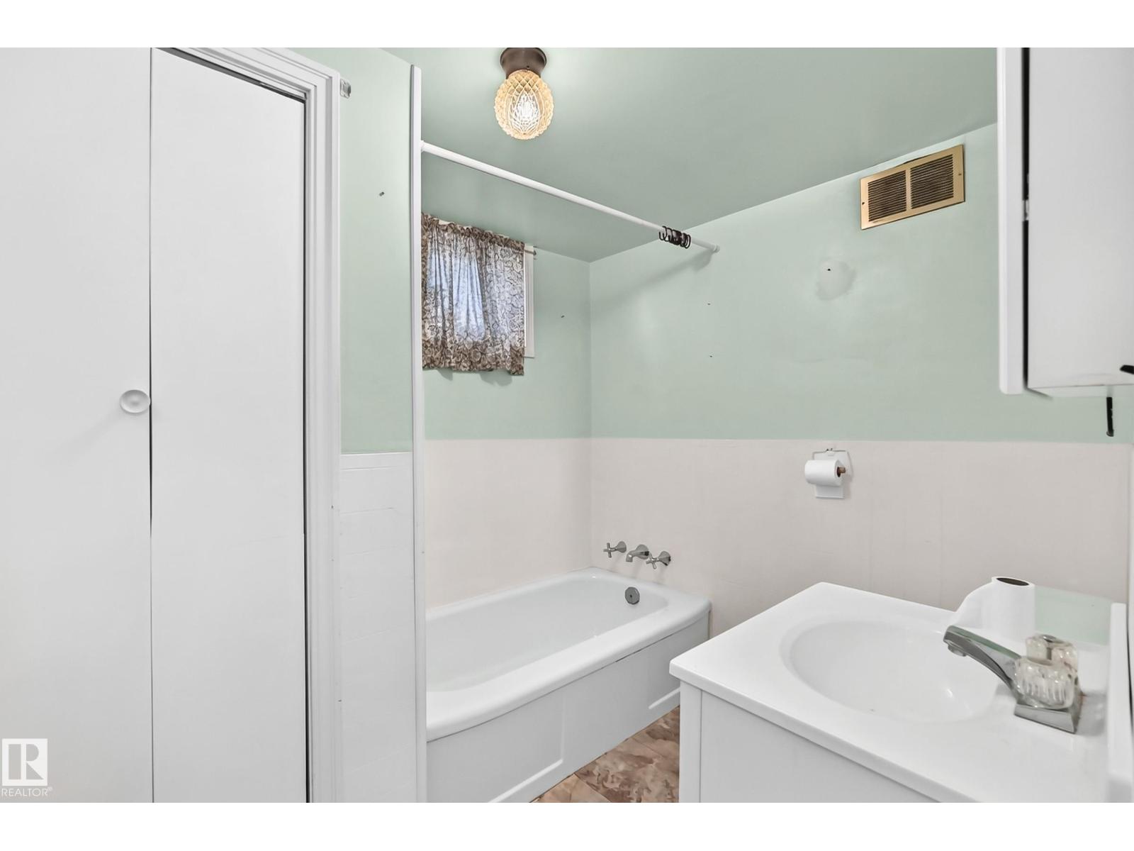 4523 52 AV - Image 28