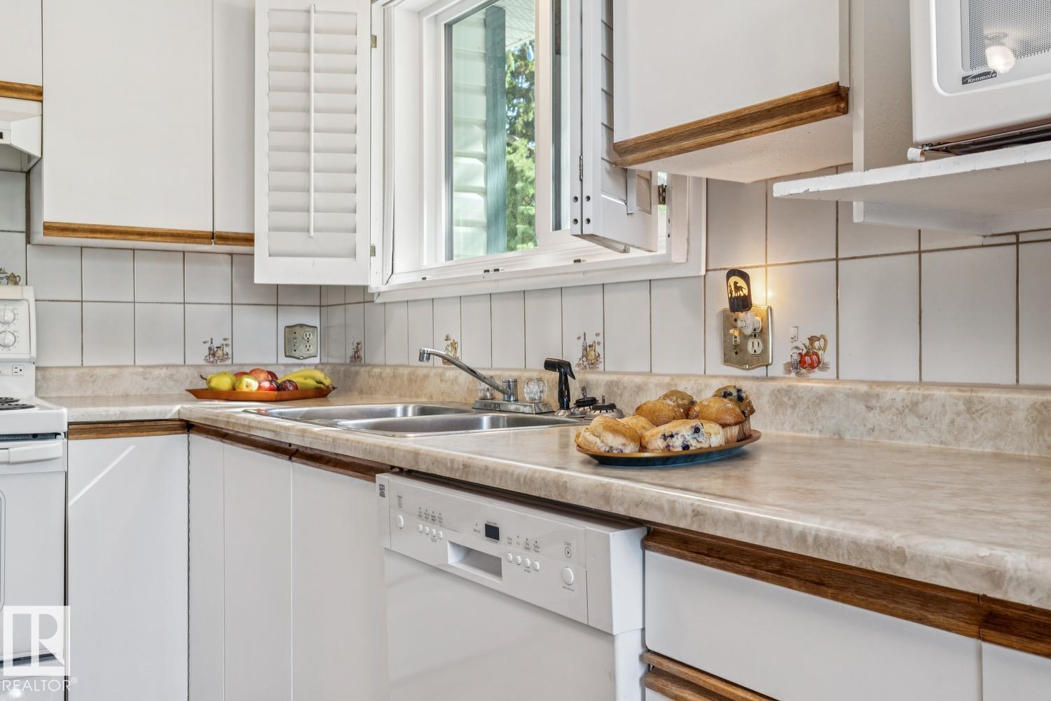 10522 151 ST NW - 15