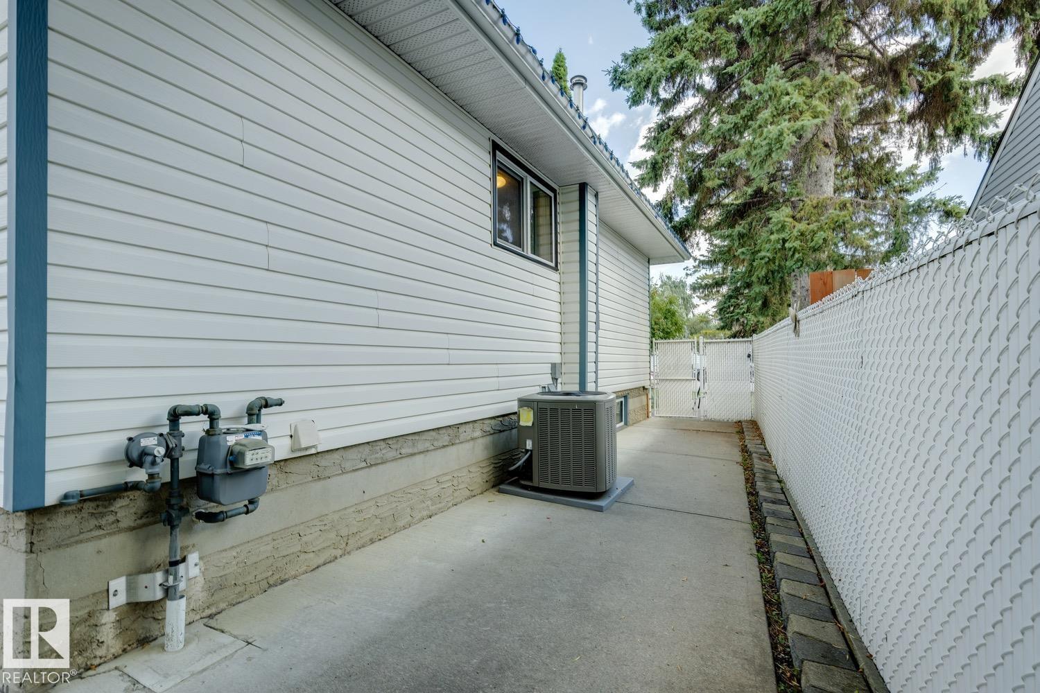 10522 151 ST NW - 48