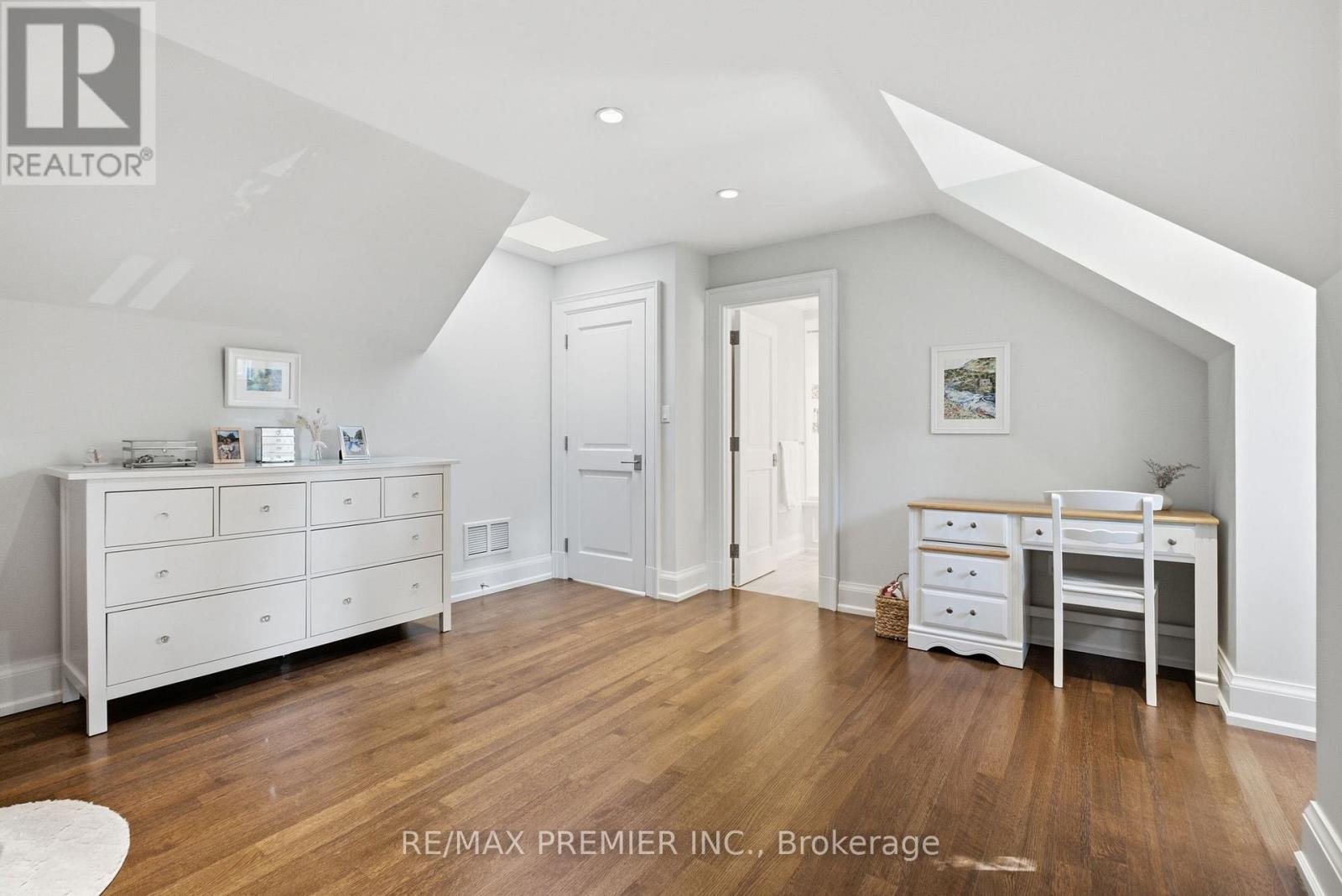132 THE KINGSWAY - 34