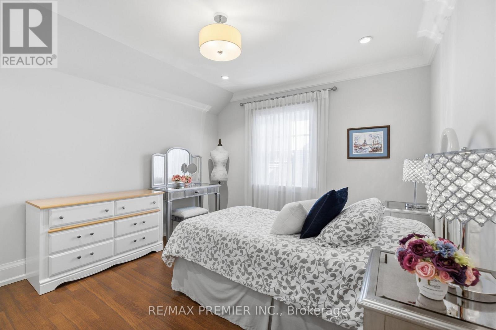 132 THE KINGSWAY - 33