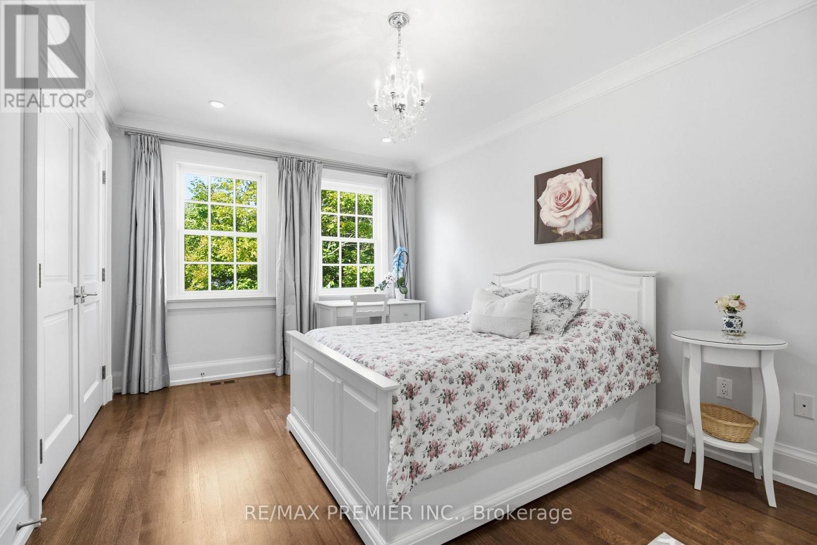 132 THE KINGSWAY - 30