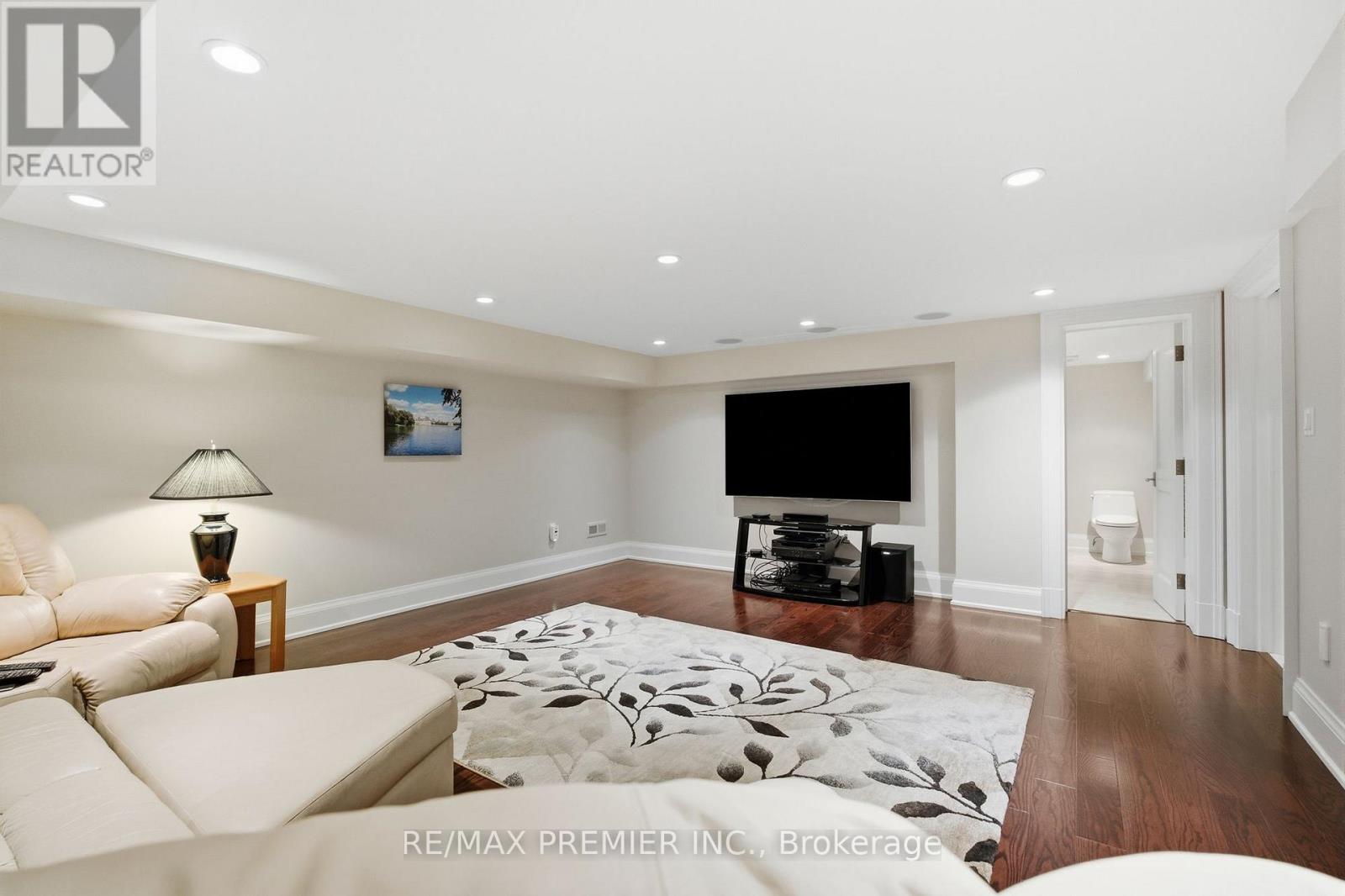 132 THE KINGSWAY - 36