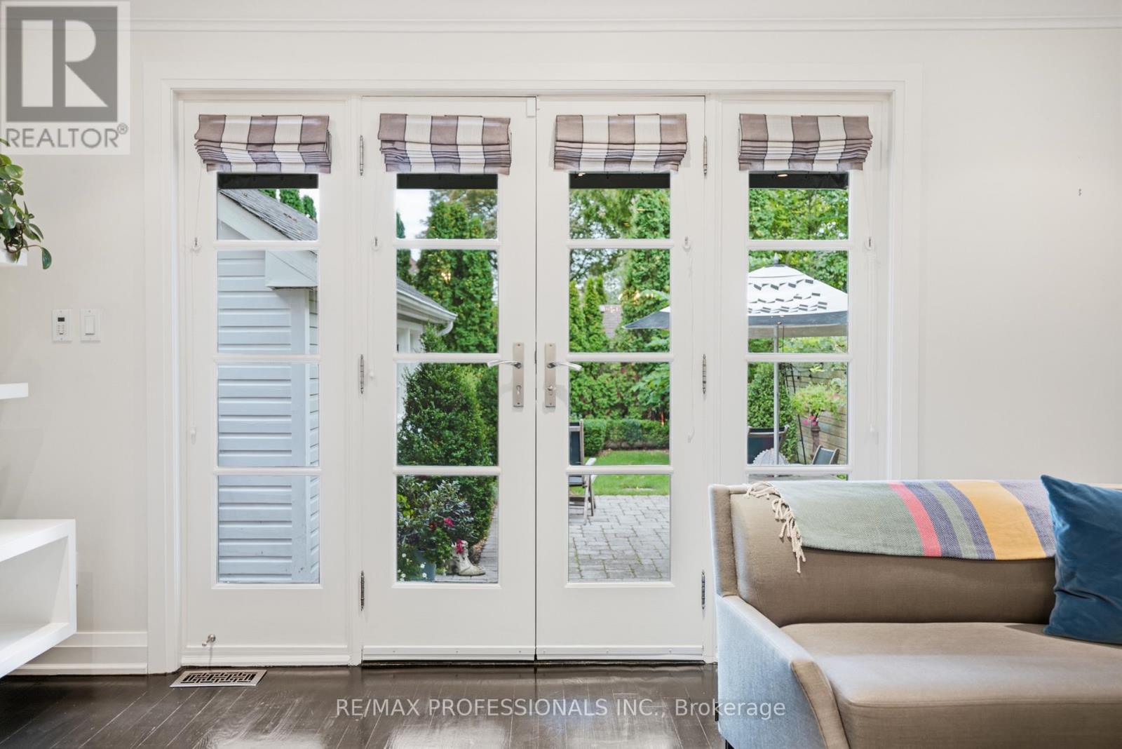 19 LANGMUIR CRESCENT - 20