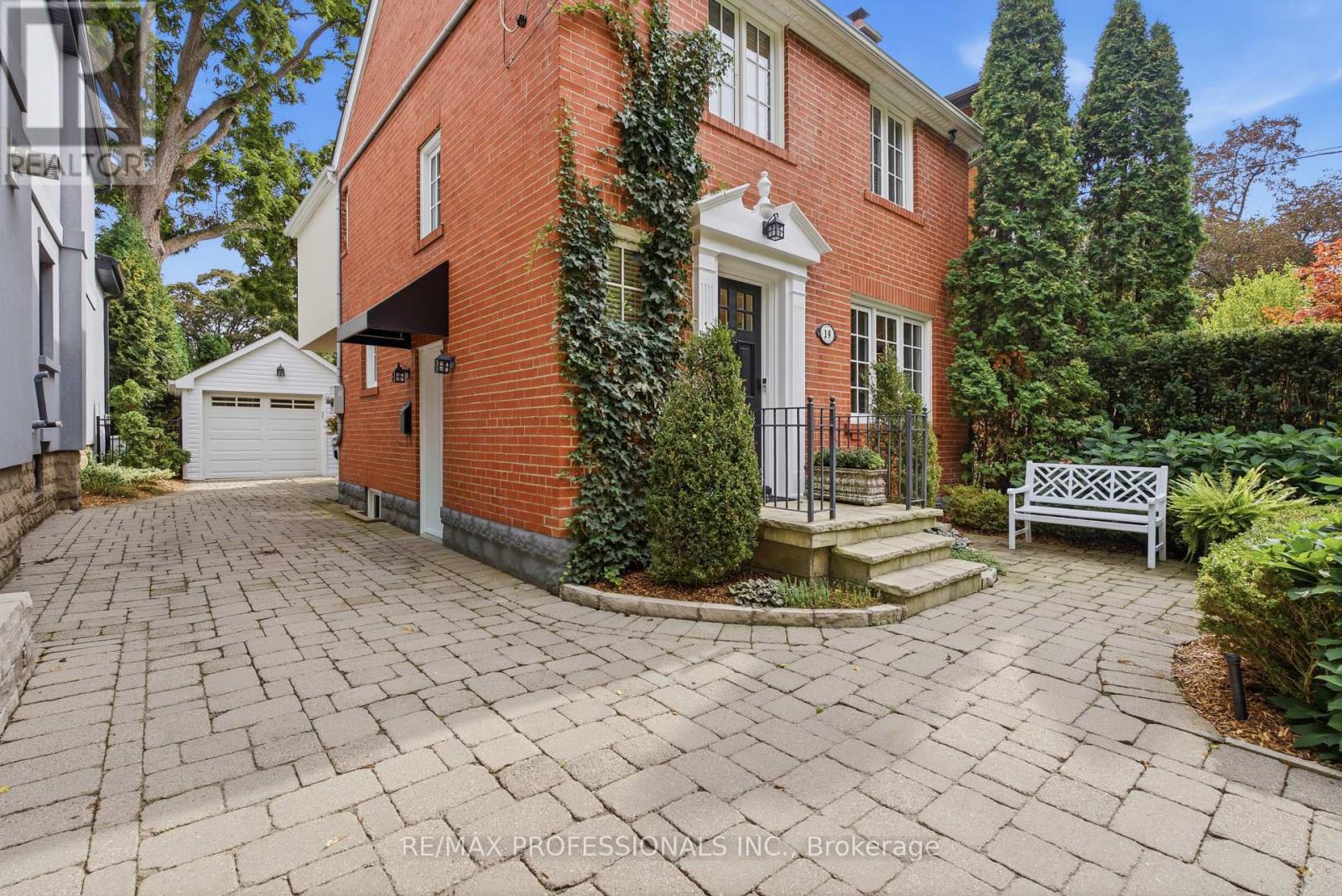 19 LANGMUIR CRESCENT - 3