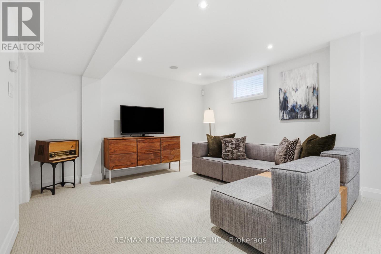 19 LANGMUIR CRESCENT - Image 35