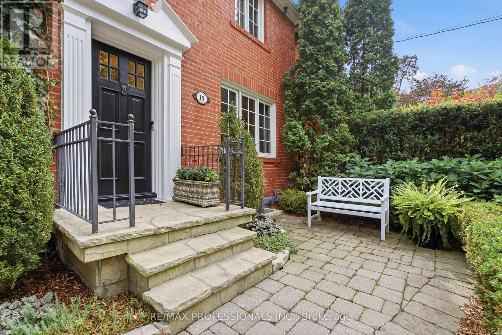 19 LANGMUIR CRESCENT - 4