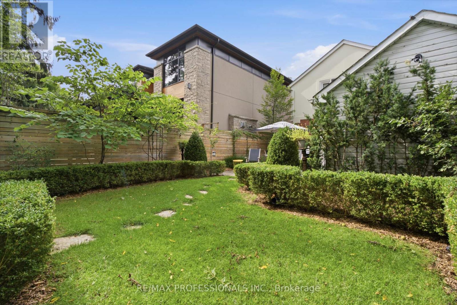 19 LANGMUIR CRESCENT - 43