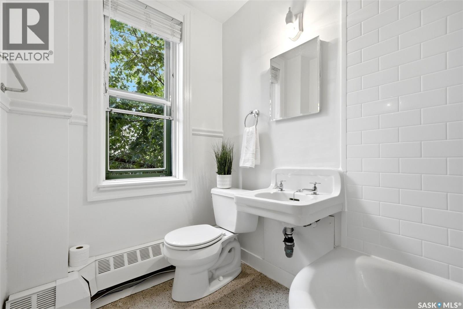 #204/206 2305 Victoria AVENUE - Image 16