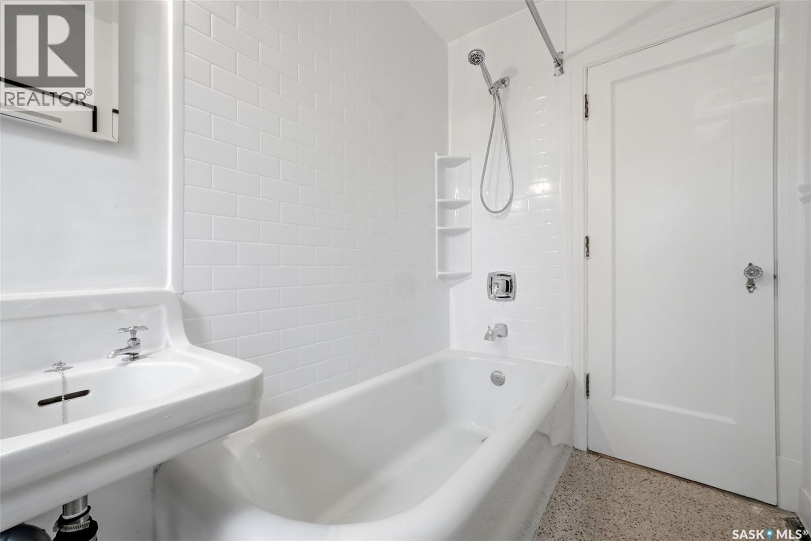 #204/206 2305 Victoria AVENUE - 17