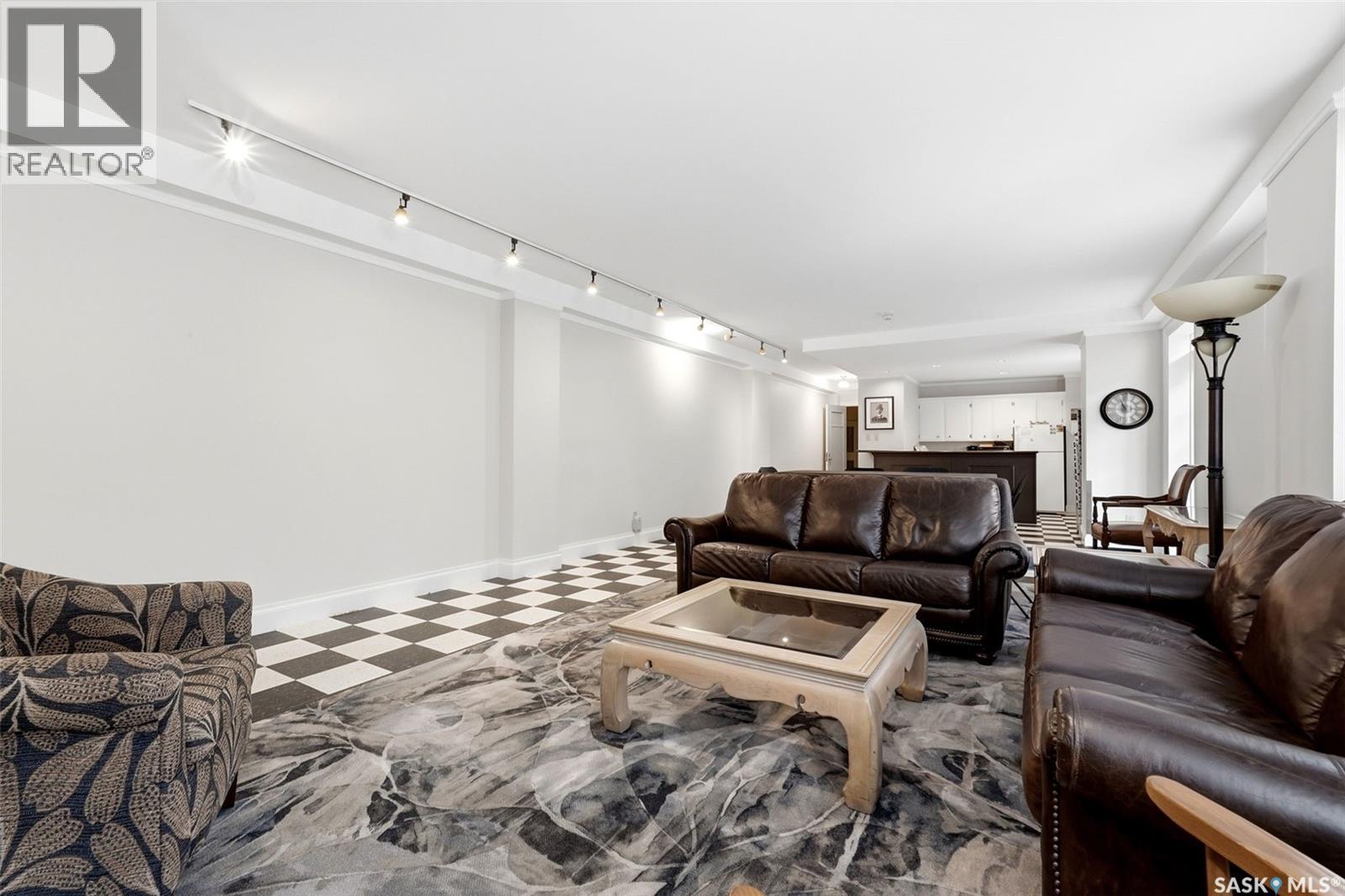 #204/206 2305 Victoria AVENUE - 21