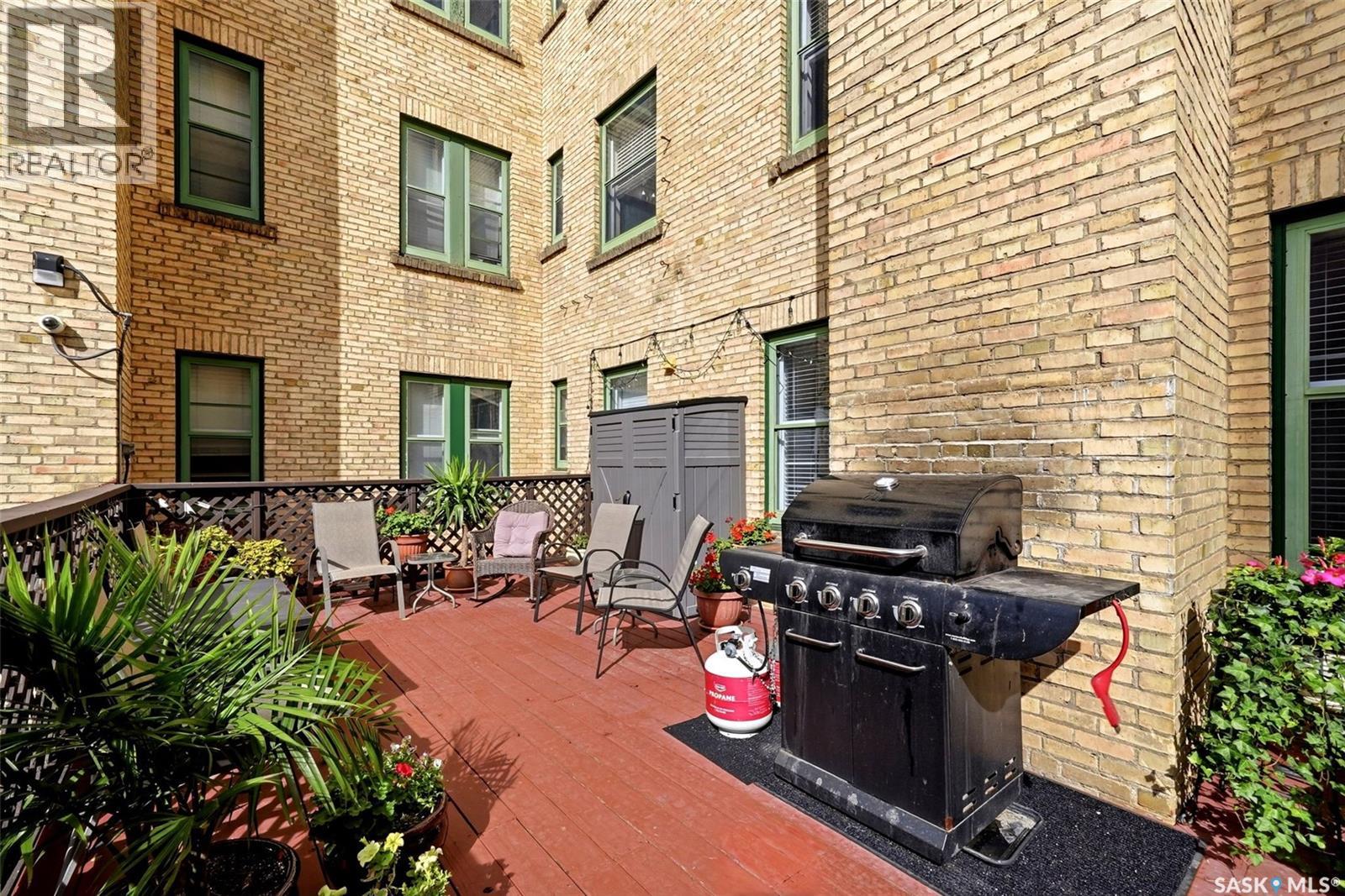 #204/206 2305 Victoria AVENUE - 26