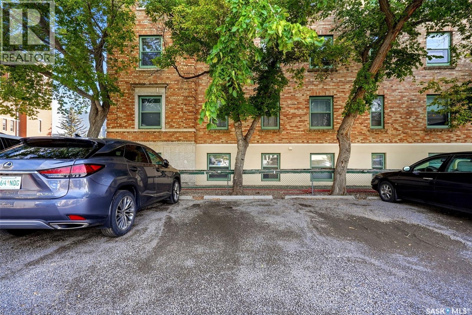 #204/206 2305 Victoria AVENUE - 31