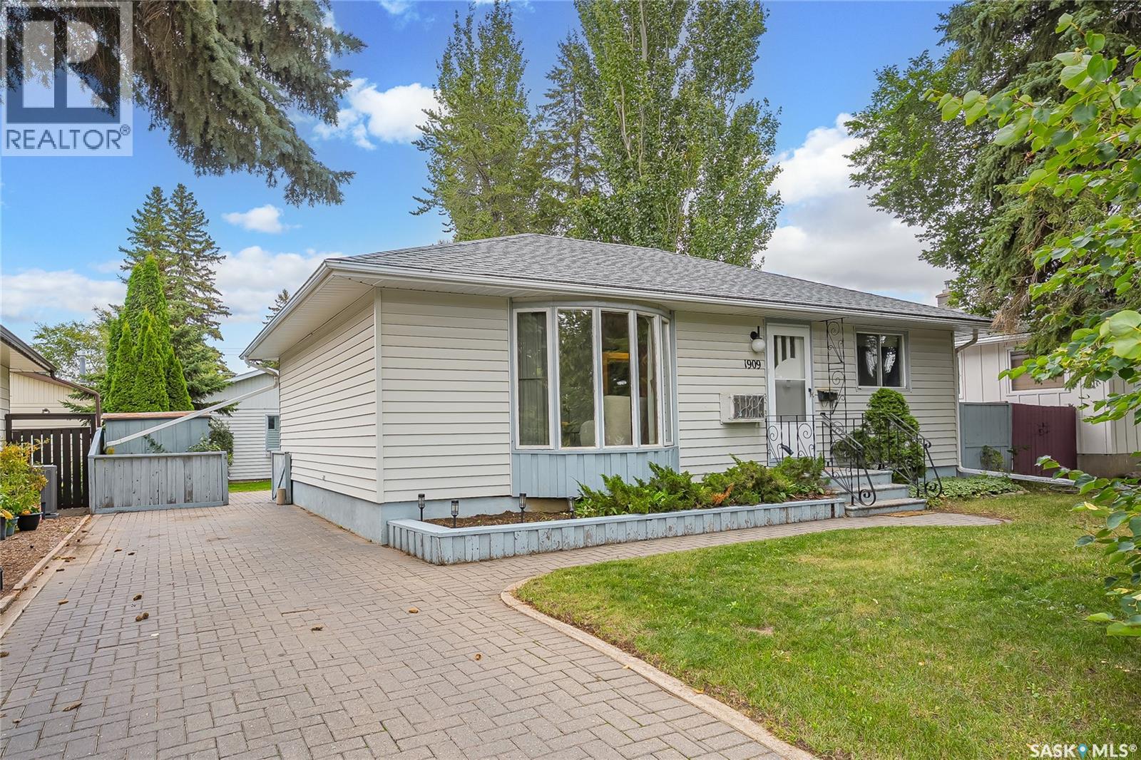 1909 Park AVENUE, Saskatoon — photo 1