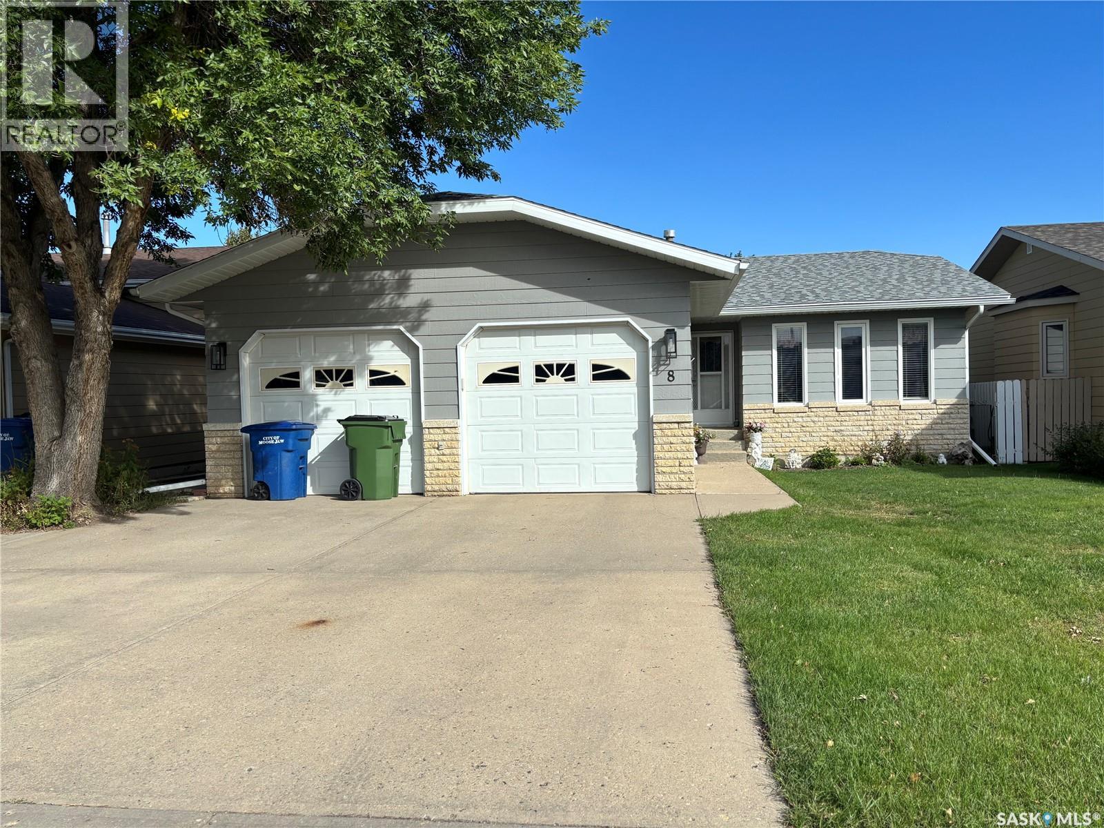 8 Taylor CRESCENT - 1