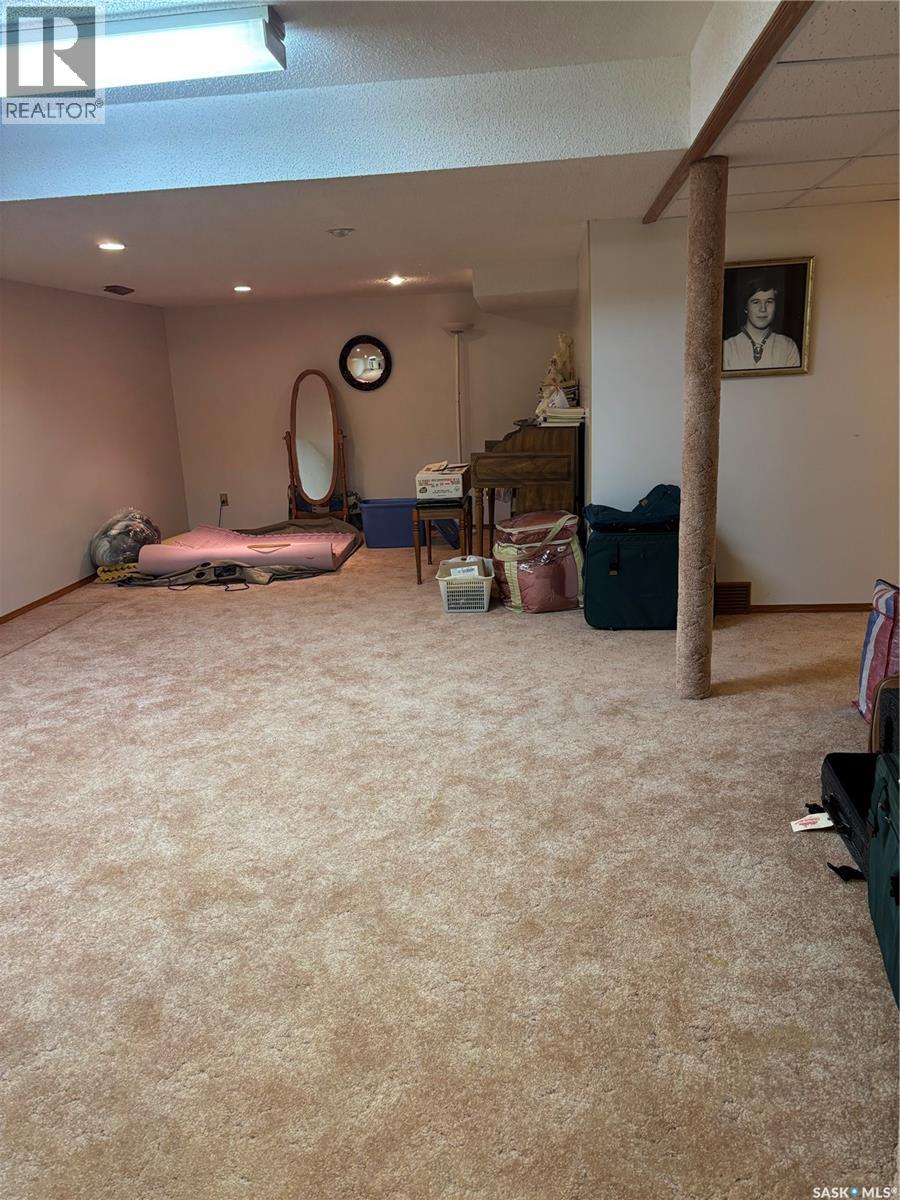 8 Taylor CRESCENT - 43