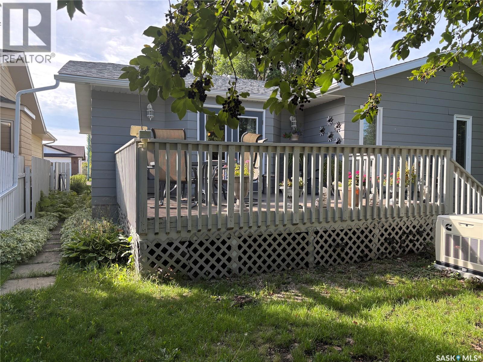 8 Taylor CRESCENT - 56