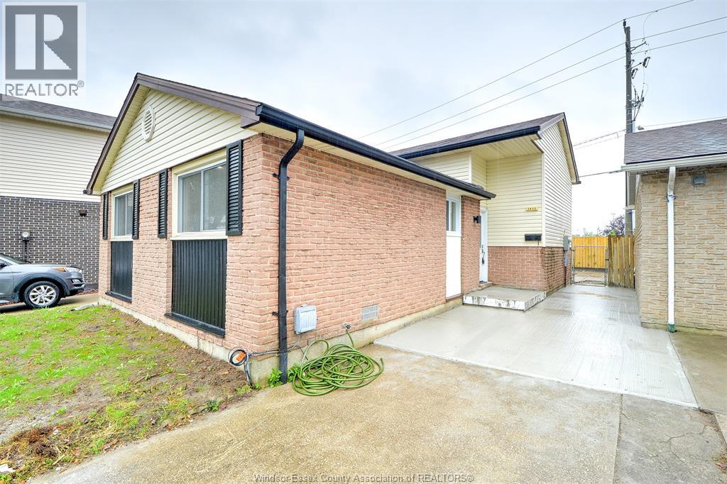 1411 BAYSWATER CRESCENT - 2