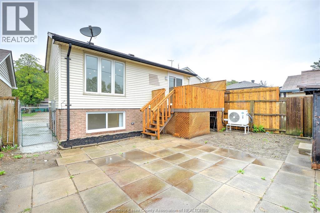 1411 BAYSWATER CRESCENT - 22